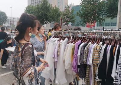 服装尾货摆地摊攻略 日用百货的淘金秘籍